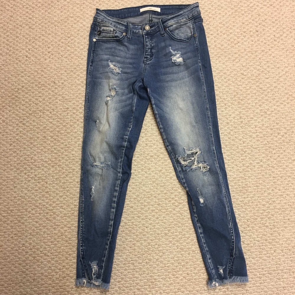 Ripped ankle length jeans with raw edge